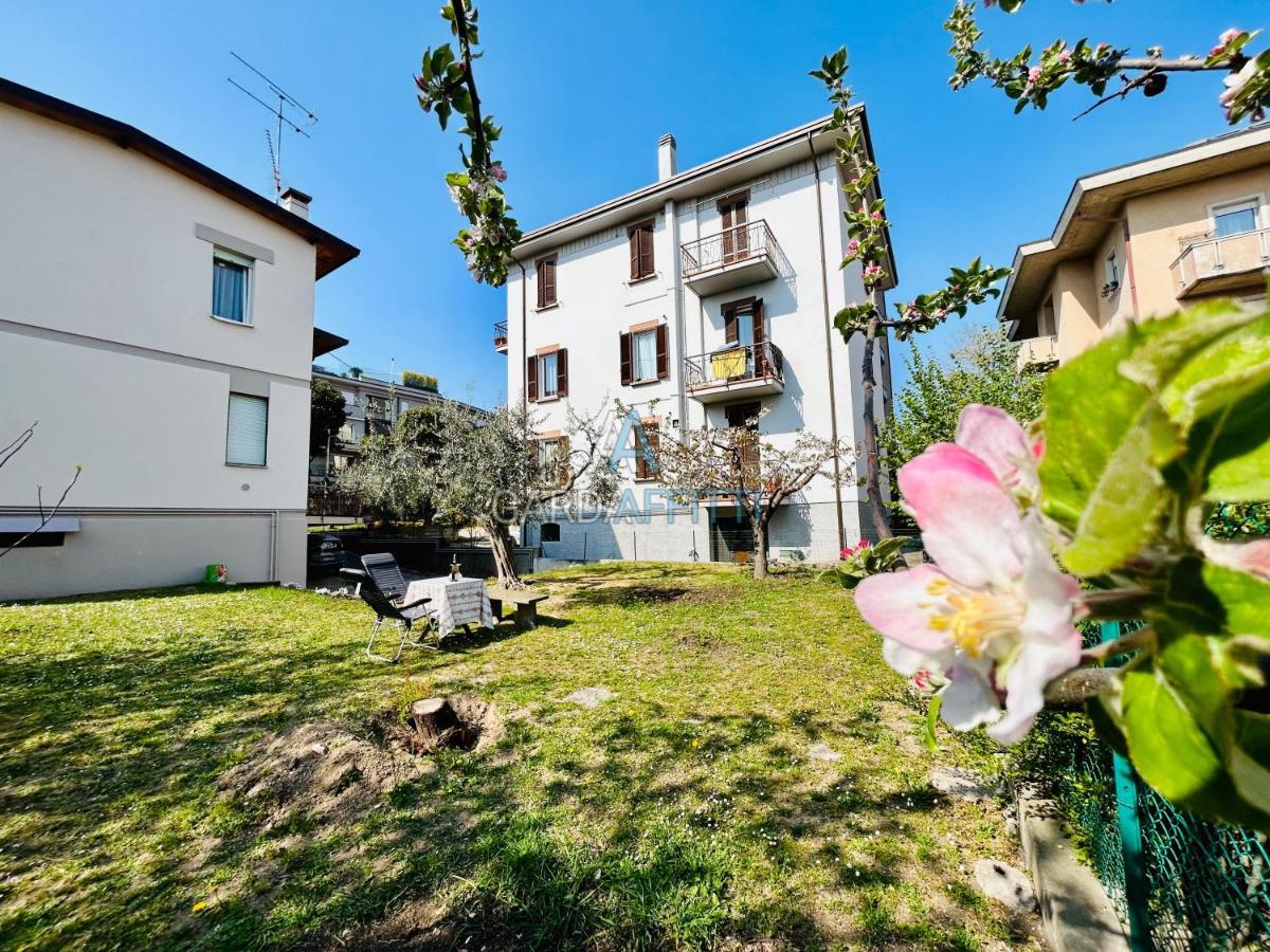Ares Apartment - Vicino Al Lago Di Garda E Alla Stazione Treno Desenzano del Garda Bagian luar foto