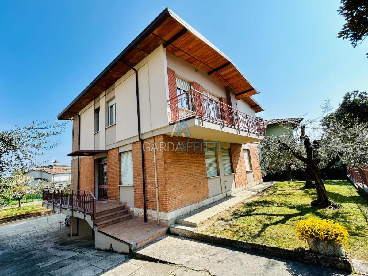 Ares Apartment - Vicino Al Lago Di Garda E Alla Stazione Treno Desenzano del Garda Bagian luar foto