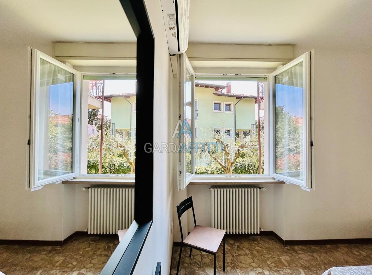 Ares Apartment - Vicino Al Lago Di Garda E Alla Stazione Treno Desenzano del Garda Bagian luar foto
