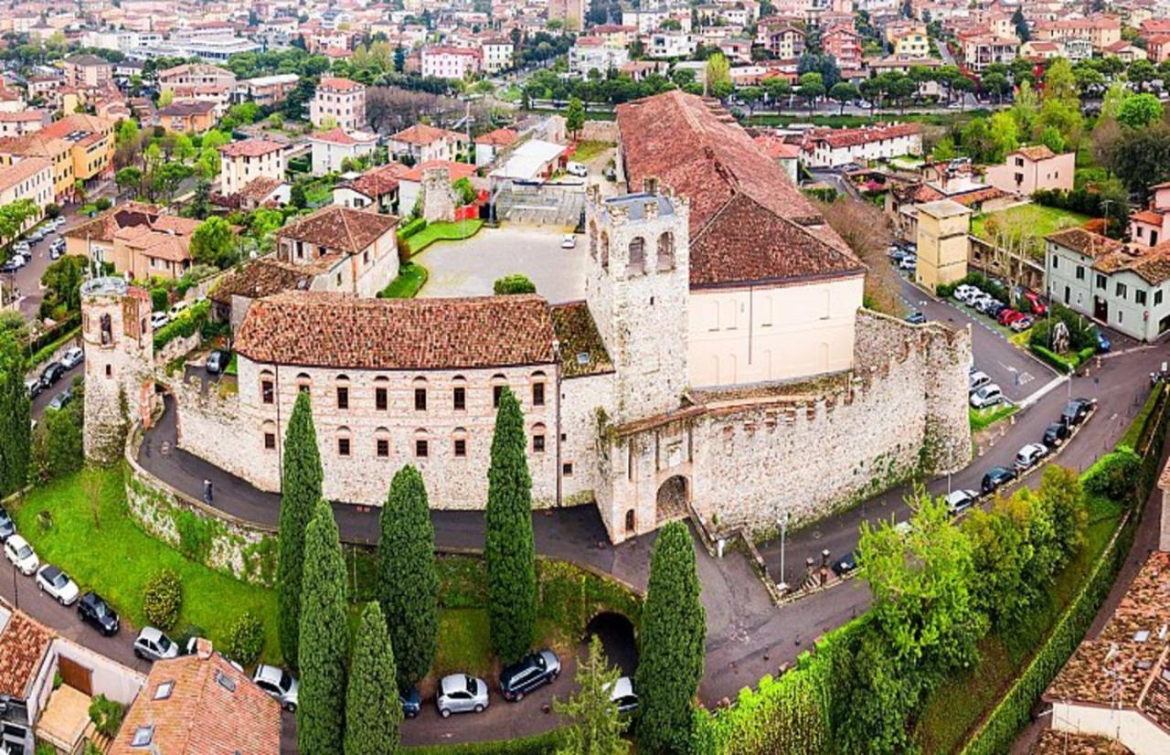 Ares Apartment - Vicino Al Lago Di Garda E Alla Stazione Treno Desenzano del Garda Bagian luar foto