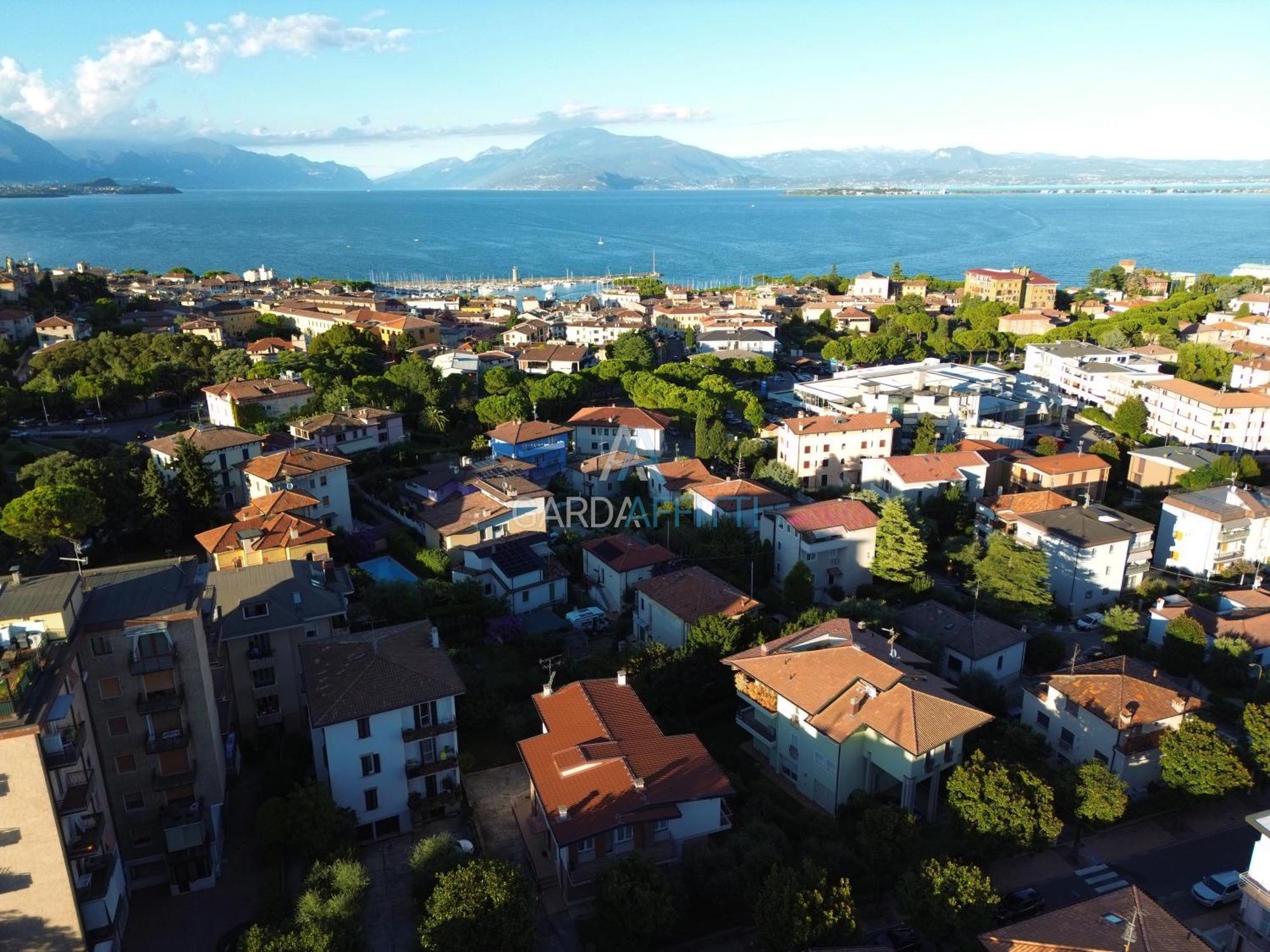 Ares Apartment - Vicino Al Lago Di Garda E Alla Stazione Treno Desenzano del Garda Bagian luar foto